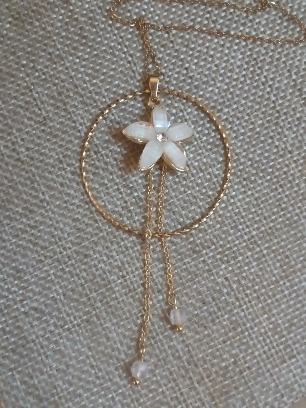 Collar dorado bohemio con flor blanca y piedras de luna naturales – photo 3